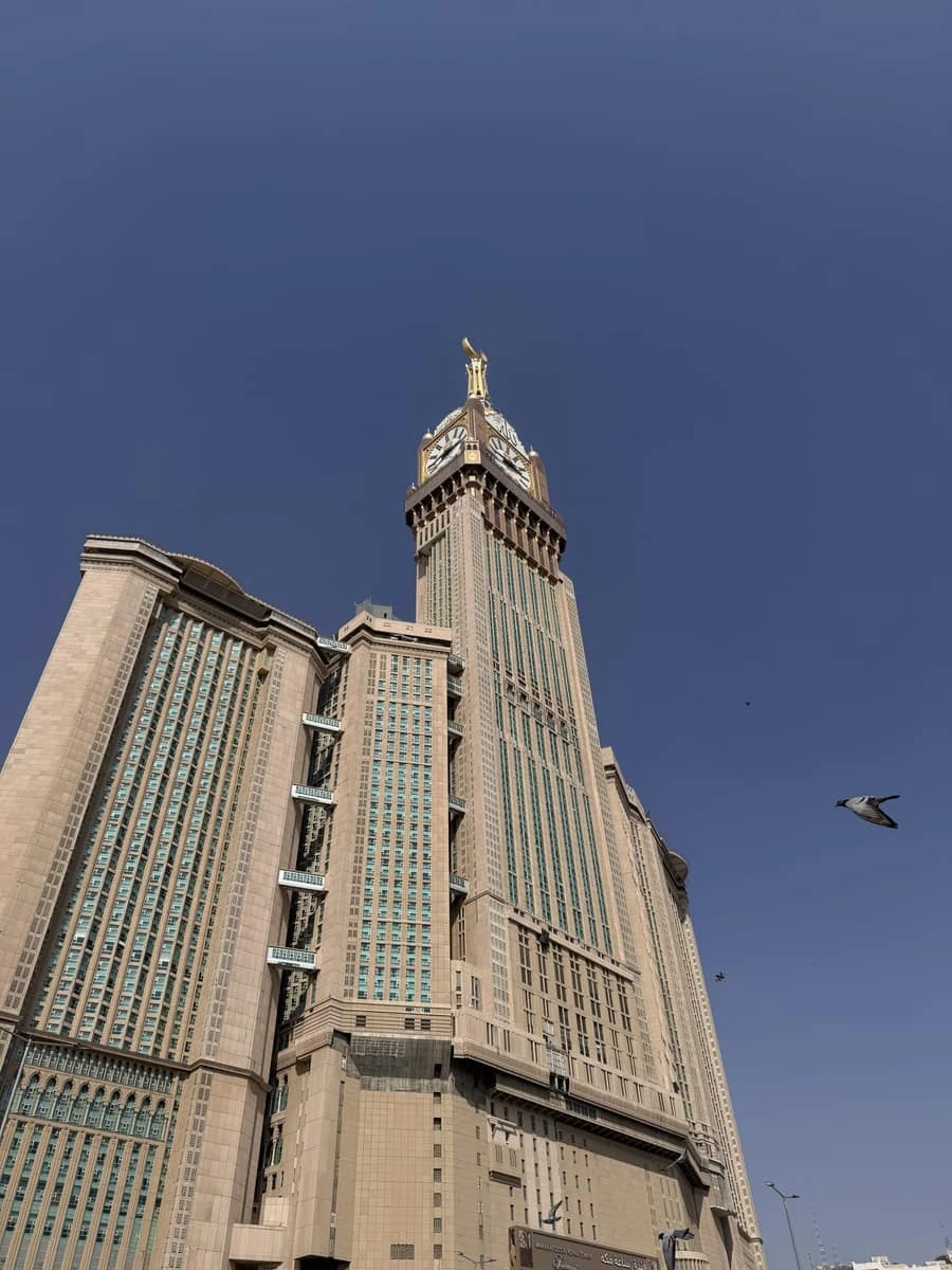 الكعبة المشرفة والمعتمرون حولها